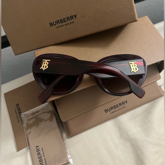 NEW Burberry Cateye gold logo sunglasses - Picture 3 of 11